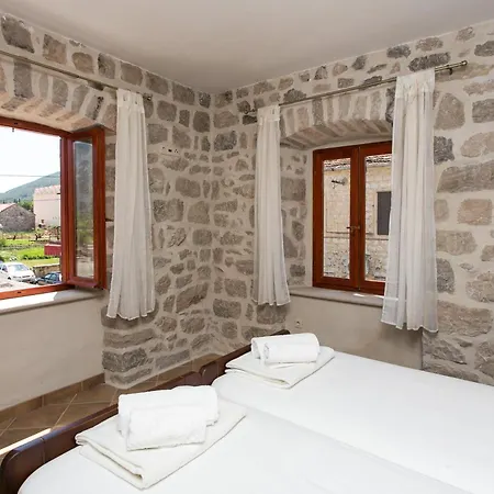 Petrosa Villa *
